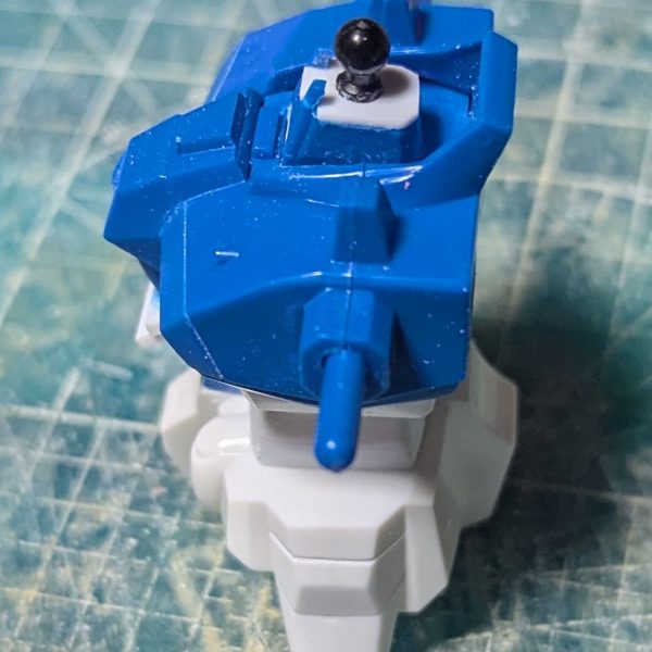 GP01改修加工進捗です頭部∶顔を分割して少し奥へ角度をつけて組み直しましたブレードアンテナ∶キットのままでは平べったくのっぺり感凄かったのでヤスリで削り込みました首周り∶仕込むポリキャップに合わせて首長さを削り調整腰周り∶全体的に2ミリ延長コックピットハッチも2ミリ延長して硬化後成形しようかとおもいますこれで上半身のバランス少しは調えたかと思います（2枚目）