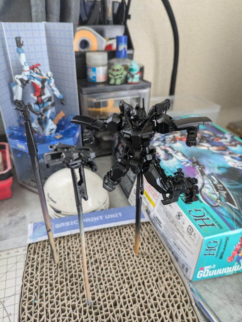 筆塗り前の黒サフ。バラすのがめんどかったので吹付けの度に関節を曲げたりして満遍なく吹き付けました。