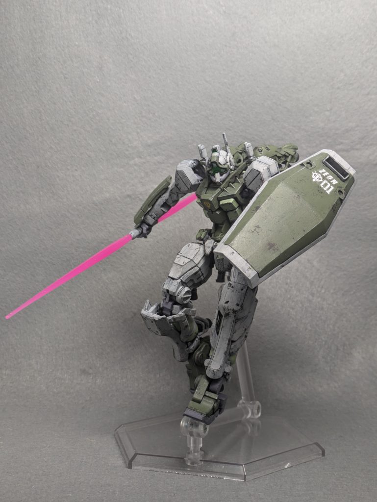 サーベルを構えて。プラモデルオリジナルギミックでビームナギナタみたいにできるのめちゃくちゃ好きです!