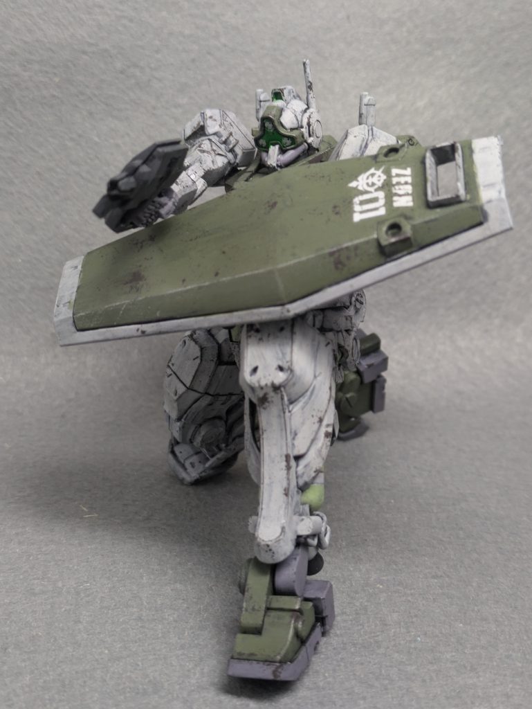 膝をついてライフル構え。可動域が凄いので膝立ちもキマります。