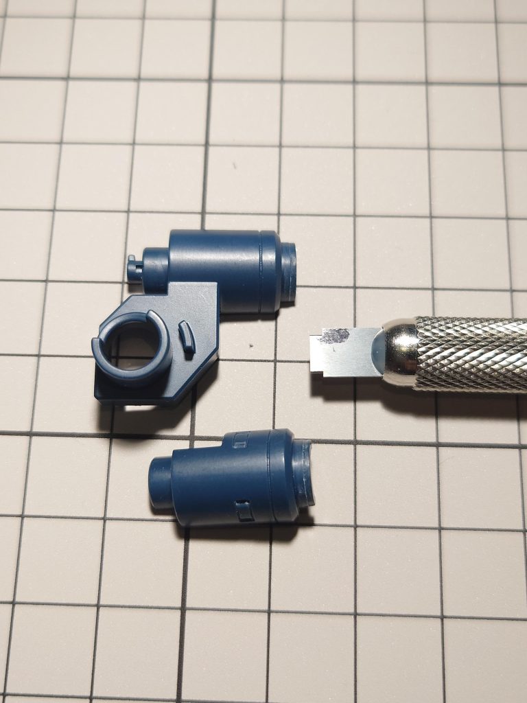 アクシデント③:インコムの固定基部のスウィング部分がめちゃくちゃ硬かったので、内側の溝をキサゲで削り、外側の干渉部分をダンモ用の刃で削ったら…逆にゆるくなり過ぎました