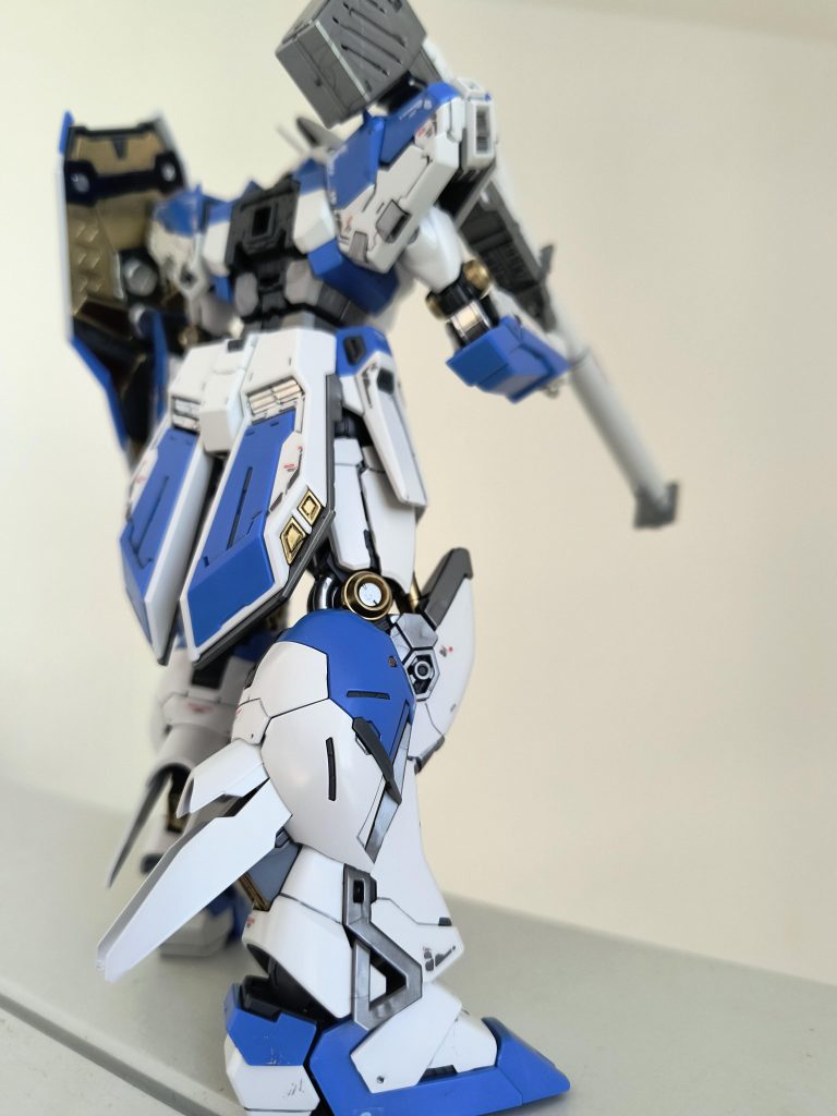 脚の外装パーツがなんかハマらんなぁと頭抱えてたらふくらはぎ後ろのバーニアパーツを逆さまに取り付けてたことに気づいたときは泣きそうになりました。