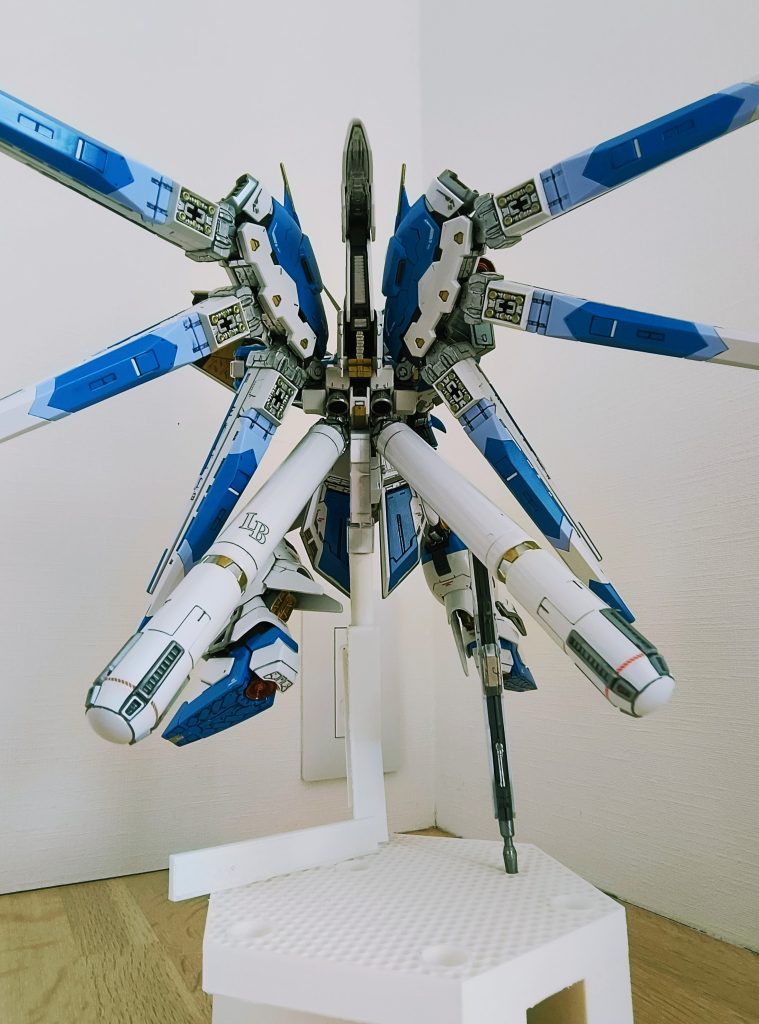 ペンでちまちま塗っただけというのにこのフィンファンネルのメカメカしさよ。。。 