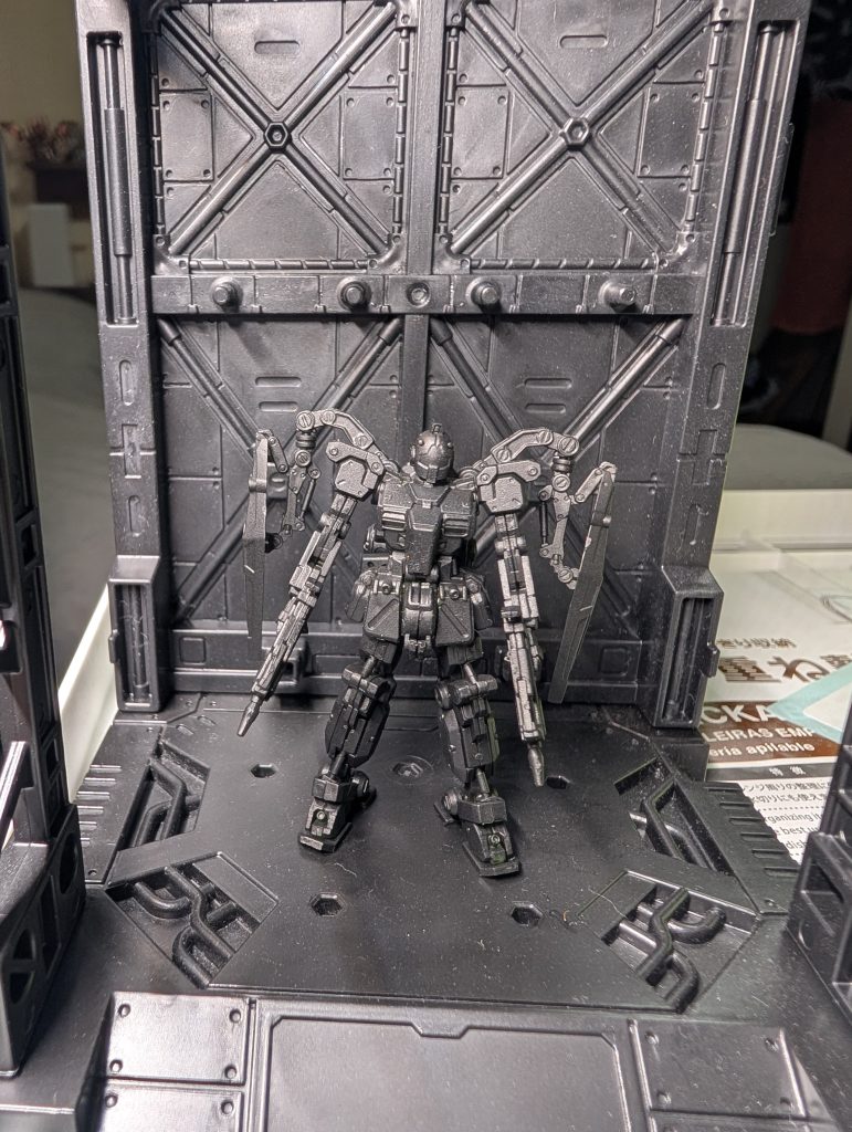 ブラックの水性のサーフェイサーを吹いた状態ですね。この時点で右足と胴体が折れて接着剤を使い立たせてあります