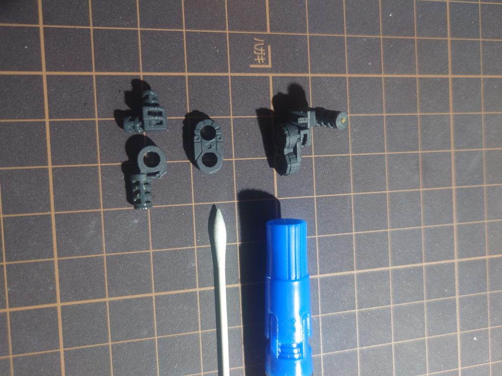 各関節部やサイコフレーム取付の際の摺動部など、可動がシブい場所にはグリスアップしてます