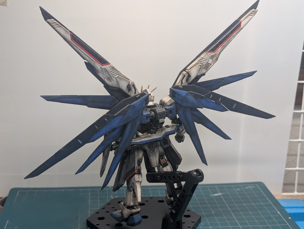 背中が大きすぎて自立させるのが難しいキットでした。