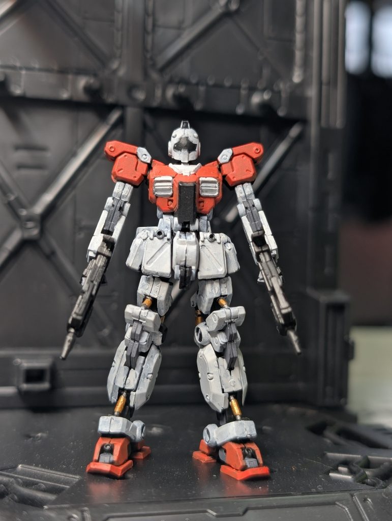 サーフェイサーの次にグレーポイ白色と濃いオレンジで塗装しました