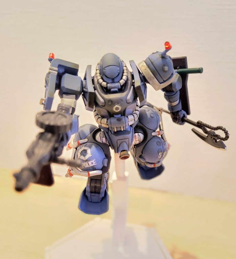 スタンドに設置してポージング。右膝のステッカーが難儀しました。