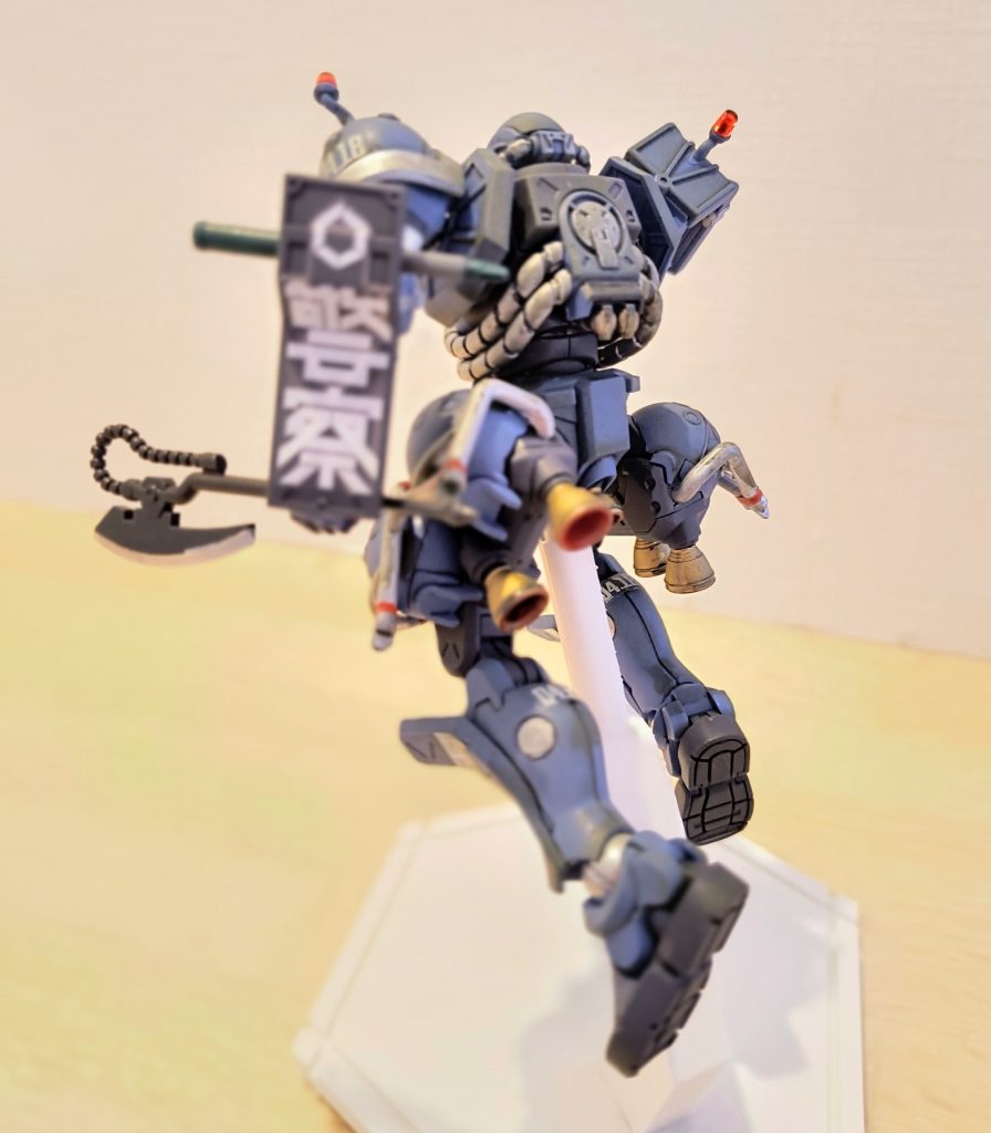 警察ステッカーも、貼りにくい。。。。バーニアやキャップ?部分をゴールドで塗っています。