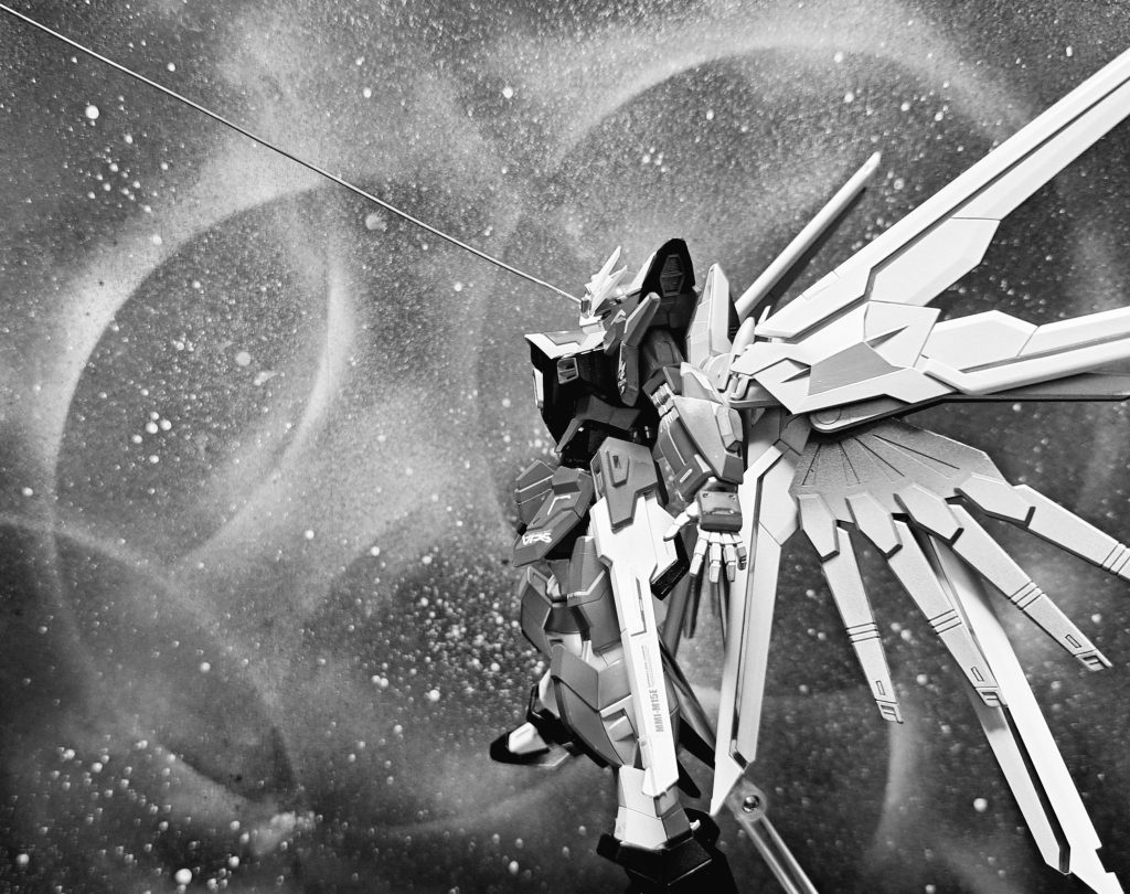 ディスラプタ－救援に来たメイリンに驚くも複座に誘導するアスラン｡その直後に再びカルラからのドラグーンとジグラートによる集中砲撃を受けるが「ここは私が」複座に設置されたマニュアルキーボードを巧みに操作、瞬く間に超広域のマルチロックオンを展開｡電撃を放ちミサイルを全て迎撃、ドラグーンや多数の敵戦艦を行動不能する。「ディスラプタ－、使えるのか？」「ちょっと待ってください(キーボードを忙しく叩く）。書き換え完了。はい、ディスラプタ－使用を承認します」「ディスラプタ－起動。出力80%」「敵はメサイアの影にいます。私がマルチロックを。…リンクします」位置を把握したアスランはディスラプタ－によりジグラート3機と、メイリンにマルチロックされていたシヴァをメサイアごと両断した。