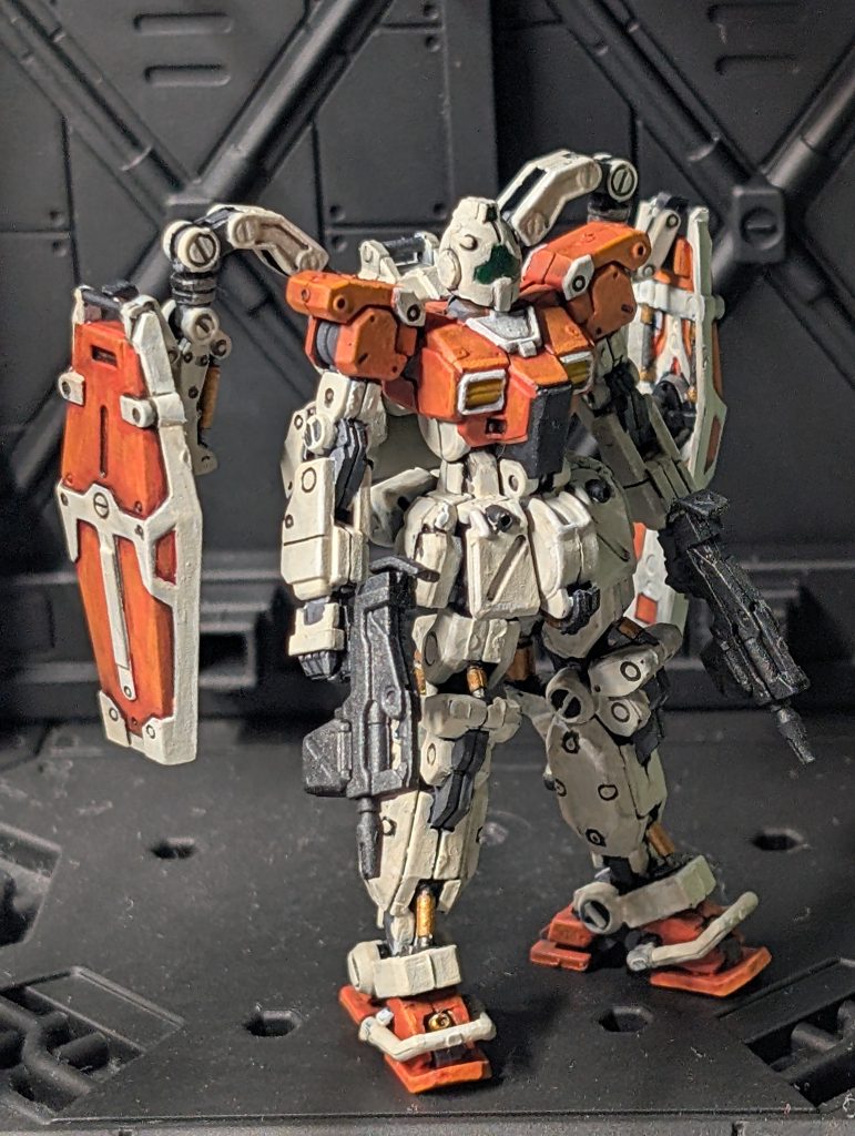 各色別に3種類くらい重ね塗りをして最後にエッジ部分にハイライトを入れています墨入れをして最後につや消しのトップコートをしてあります各所でゲート処理や合わせ目が目立っていますね…下準備の大切さが良くわかる結果になりました