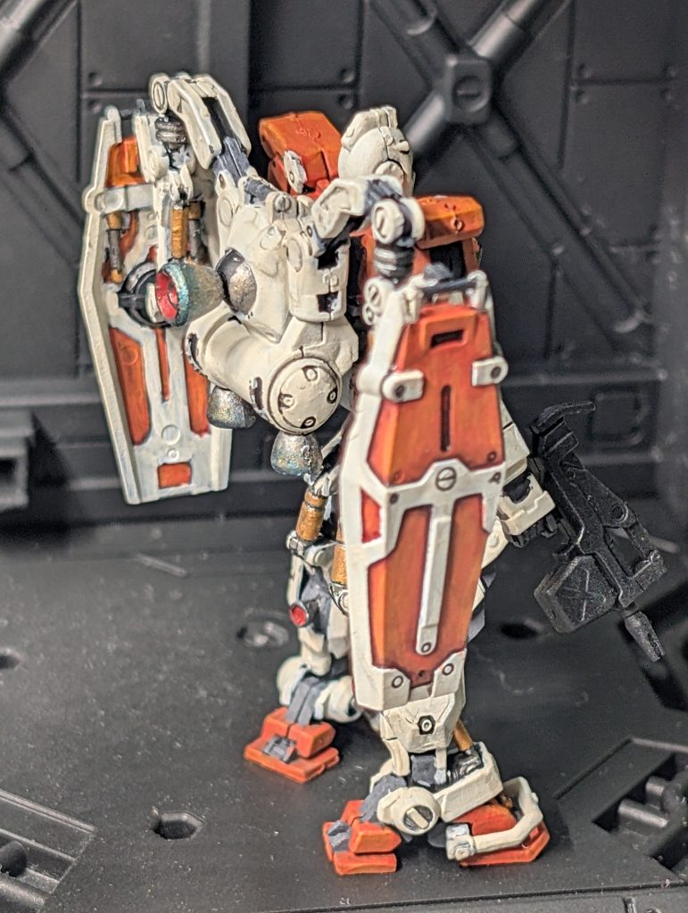 分かりづらいですが今回はバーニア部分を焼けた感じにしたくてグラデーションで仕上げました。シルバー、カッパー、クリアブルーを順番に塗りました。