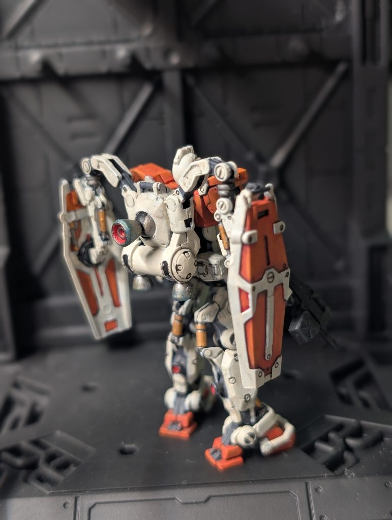 シールドの裏も塗りましたが表と同じ配色にしたので違いが分かりづらくなりました。裏はもっと黒とかグレーで仕上げた方が良かったかもしれません