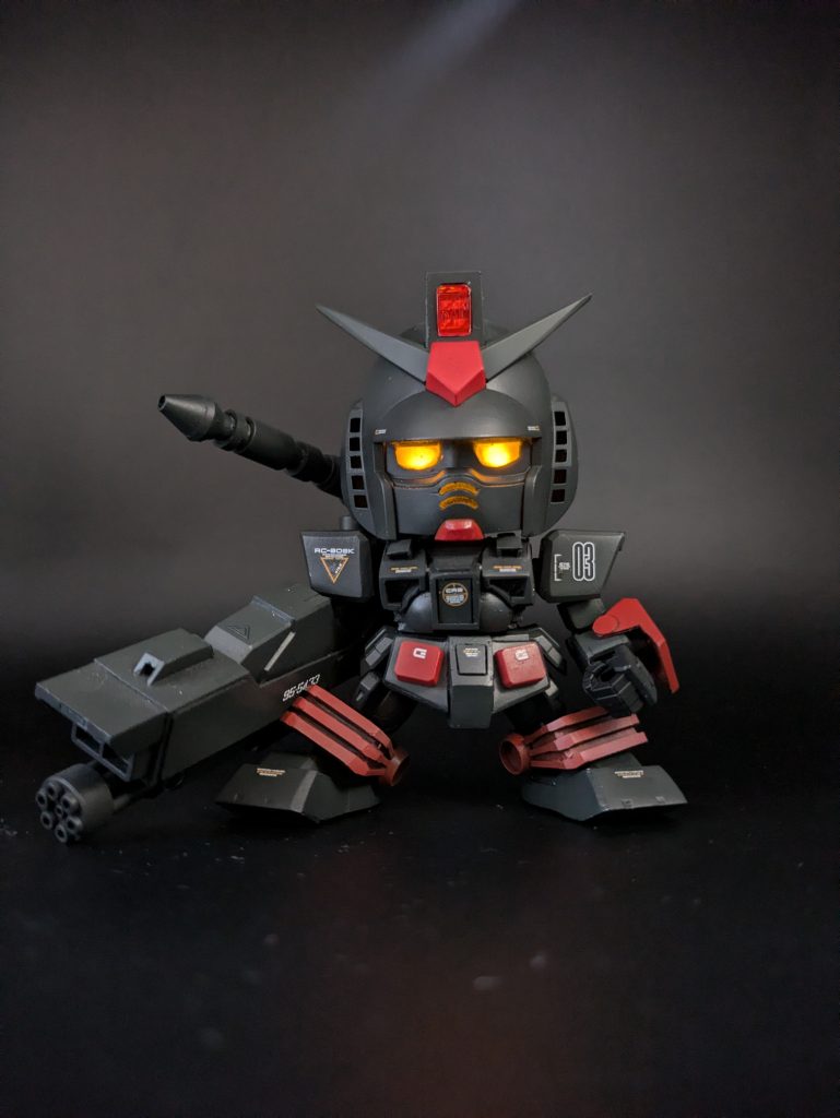 正面から。頭部がデカいのでボタン電池ボックスを内蔵し、目を光らせております。個人的な好みとして足首がデカいと落ち着きます。