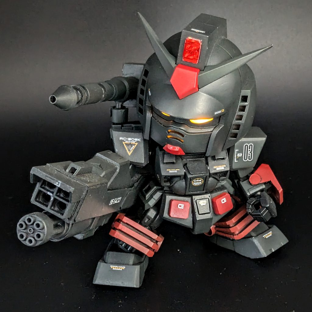 武器はジャンクとプラ材から作ってます。肩キャノンは展開可能。ボディはシンプルで重厚感のある感じにしたかったのでほぼ全てプラ材で造形しつつ覆ってます。