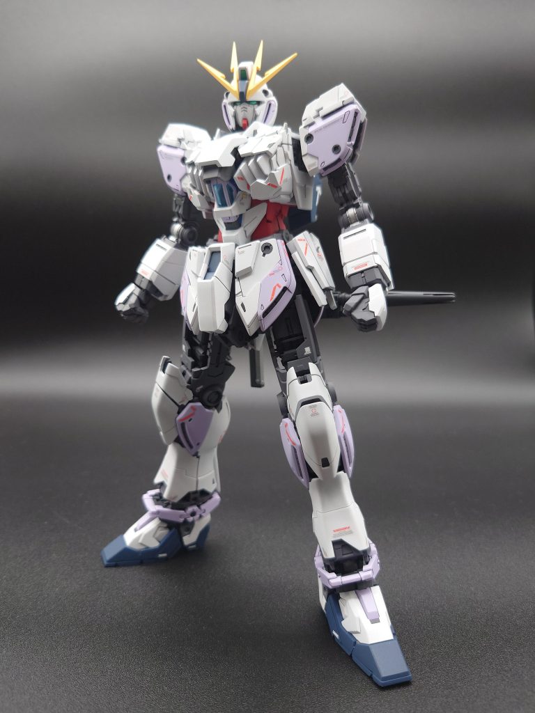 ノーマル状態今回は「製面処理」を意識し、赤やパープル、足先の深い青等の一部パーツをサフレスで塗装マイスター関田さんのYoutube動画を参考に、製面処理を丁寧にやってサフを吹かずとも綺麗な塗装面を目指したのですが、結局処理の甘さが目立ち、パーツ数の多い白塗装はシルバーサフを吹いてからの塗装としました