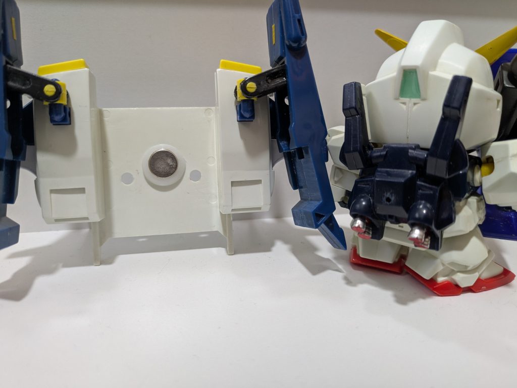 本来ならＧディフェンサーは、バックパックを変える必要があるのですが、磁石を仕込み着くようにし、カメラもレジンを流し込みました。墨入れすべきが悩んでます。大人になって子供の時に買えなかった物、買いそびれた物を手にするのは嬉しいです。