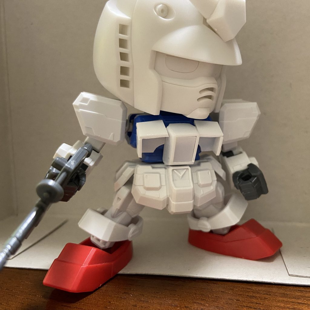 製作初手はこんな感じ。EXSDとの組み合わせは頭身バランスは悪くないと思うのですが、ボリューム不足。シルエットがだるい。ディテールが多い。と感じましたのでその辺を解消すべくプラ板・プラ棒を中心に改修していきます。