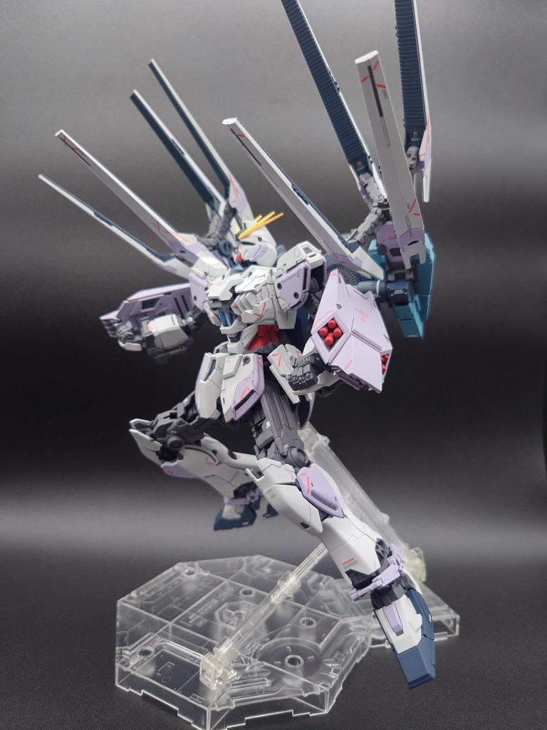 肩部懸架状態でのインコム展開写真では分かりませんがインコム内側の溝をエナメルのメタリックブルーで筆塗りし、角度によって少しキラキラ見えるようにしてみました