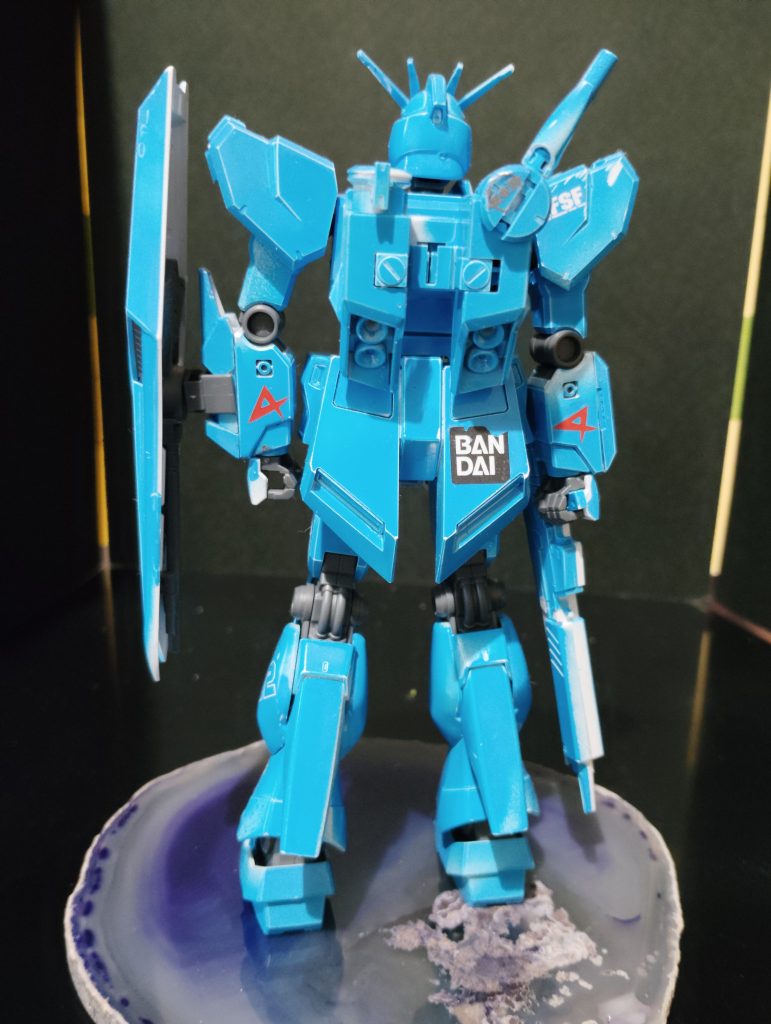 塗装のあとは缶スプレー購入時に一緒に買わされた子供が言うところシール（デカール）を貼り付けました。私貼る人、子供指示出す人です。BANDAIのデカールまで貼り付けてご満悦