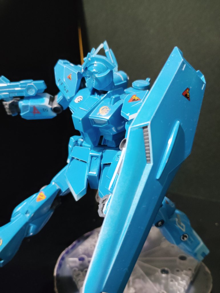 自分でスプレー缶で塗るわけにもいかず、私の膝の上で一緒に缶スプレーを握って塗りました。