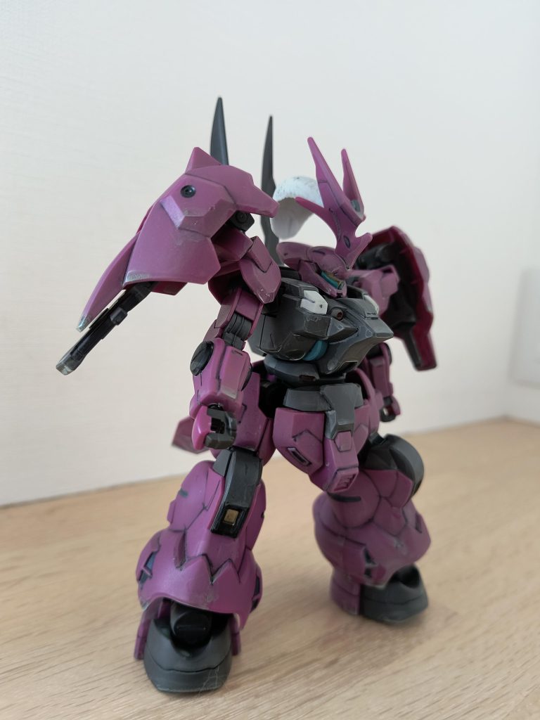 迫力が凄い。色分けも十分。部分塗装（ガンダムマーカー）と、つや消しトップコート、軽くホワイトと濃緑で汚し入れてます。