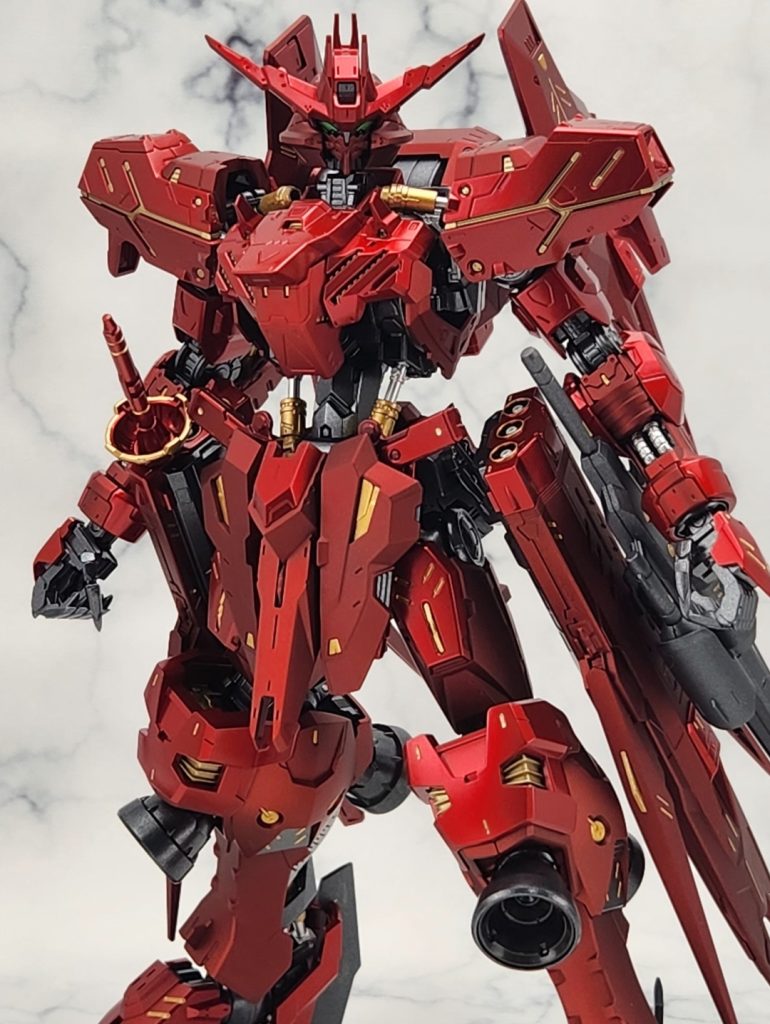 赤①パールプレミアムレッドブリリアント光沢で主に青色部を塗装。赤②プレミアムメタリックレッド深紅つや消しで主に黒装甲部を塗装。金①GXブルーゴールドでチラ見えフレーム部を塗装。金②GAAHLERIマーカーFLASHYGOLDでスミ入れ等、部分塗装。