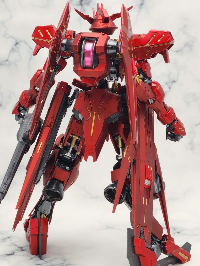 深紅の方は微妙にオレンジぽい色をしており、つや消しコートをするとオレンジ感が更に増します。赤2色間のコントラストを強める目的で、光沢とつや消しの2種を使いました。