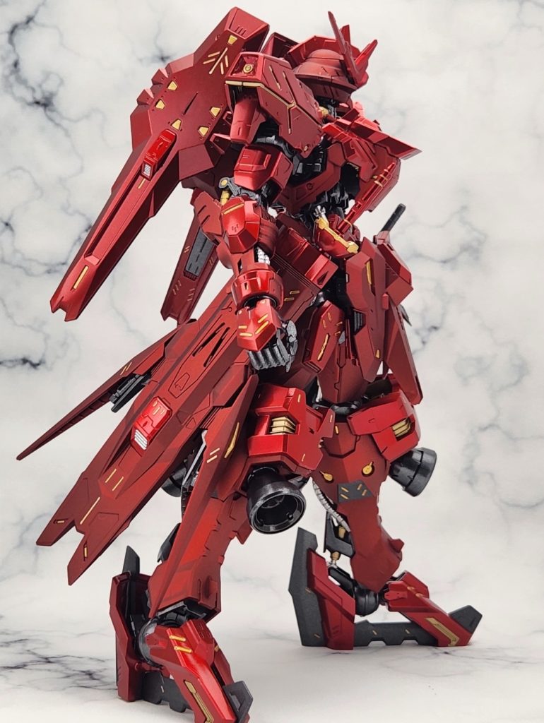 GAAHLERIの金マーカーを初めて使いましたが、とても発色がよくて驚きました。2回ほど塗り重ねると良い感じです。マジックリンで修正出来るのでとてもお手軽でした。塗膜の強さは微妙なので組む時に気をつけないとガリガリ剥げます。調子に乗って使いすぎたので組む時大変でした。