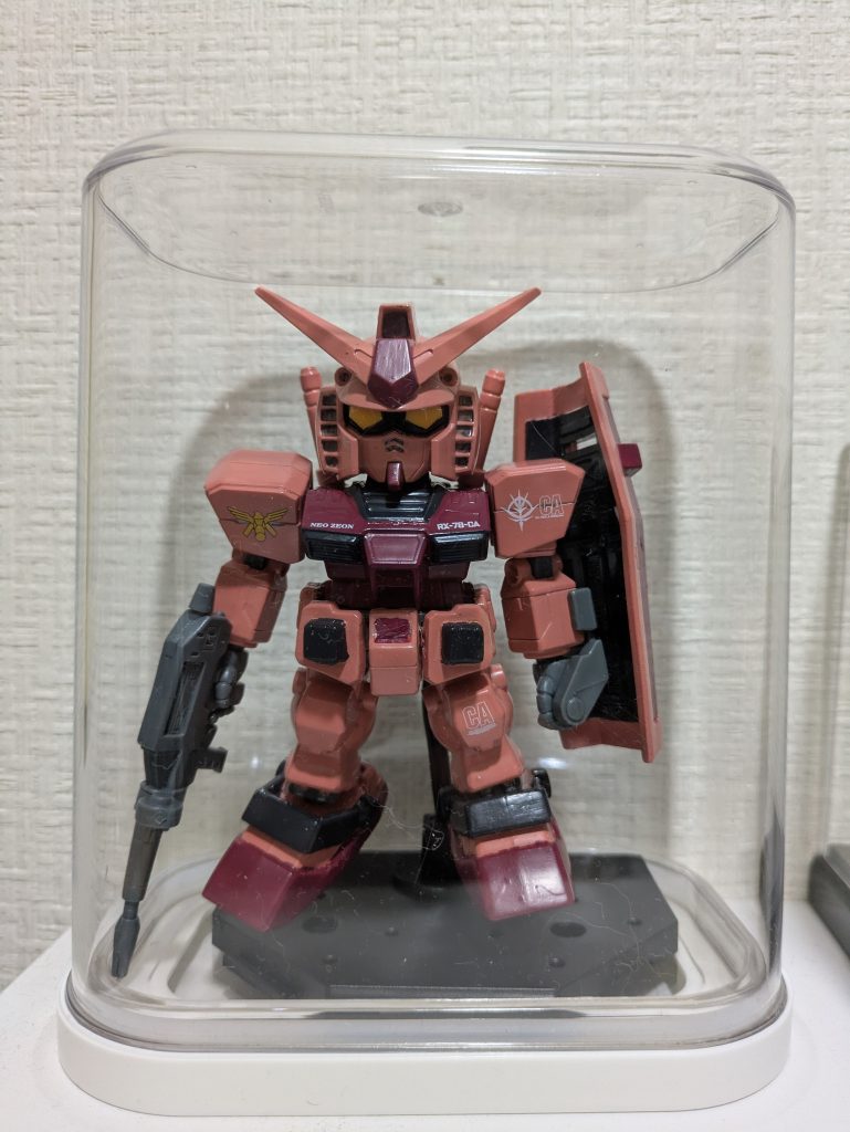 ダイソーのパスタ入れを逆さにし、収納しました。後ろにエルメスを置こうか悩み中。。。