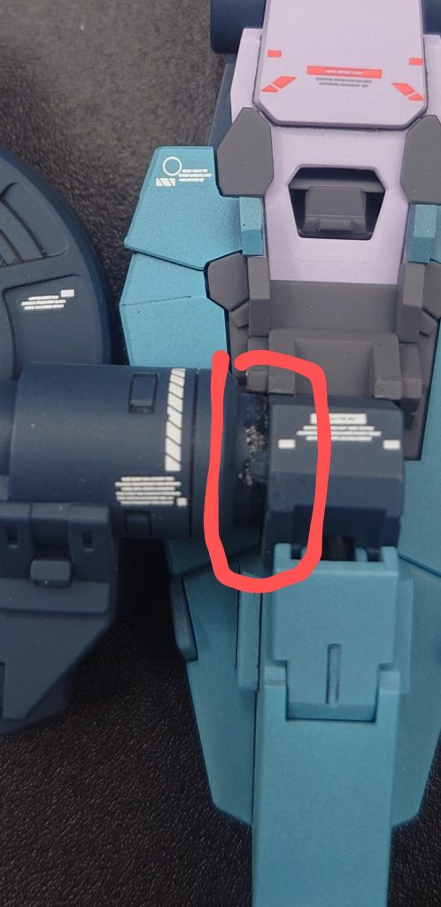 内側の溝と外側の基部干渉部に瞬間接着剤を少しずつ付け足して、見た目を犠牲に何とか程よい抵抗感になりました(でもインコム懸架状態で傾斜をつけ続けるのは、インコム本体の重心と重量の関係で保持し続けるのは難しいです)