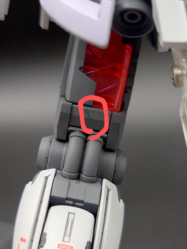 アクションポーズをガシガシ決めてたので、塗装剥げた部分もチラホラ…