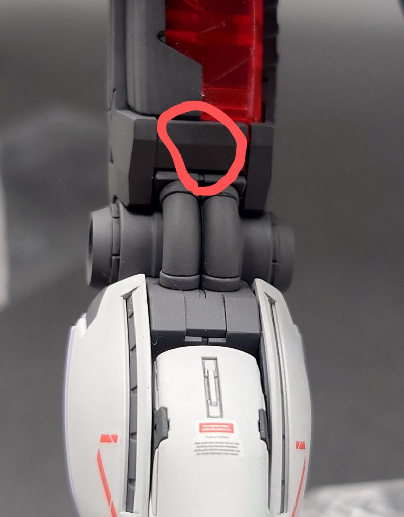 筆でリタッチして修正インコム懸架基部周りや、内部との干渉部位もなるだけ修正しましたが、構造的にまた剥がれると思いますまた筆塗りなので周りとの色ムラもあります