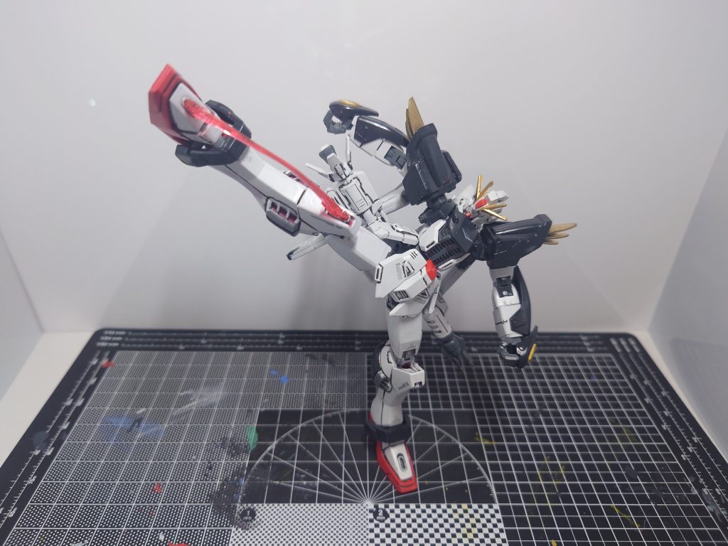 グリフォン・ビームブレイド自立して蹴りを繰り出せるこの足の仕様は凄い出来だと思います