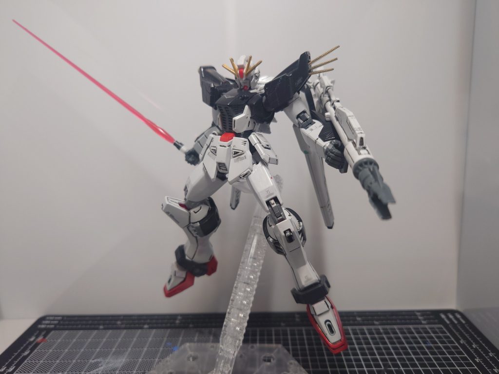 最後にビーム・サーベルとビーム・ランチャーで撮影なんだかんだ、元々あるF91の武装が一番絵になる気がします