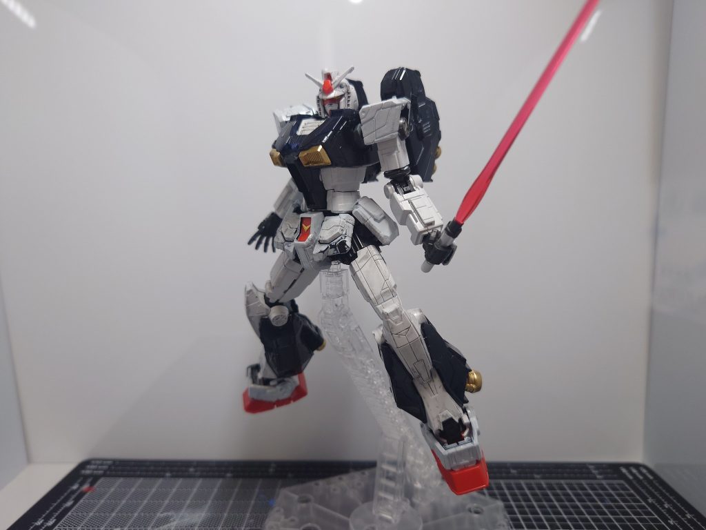 ビームサーベルシンプルに構えてカッコ良し