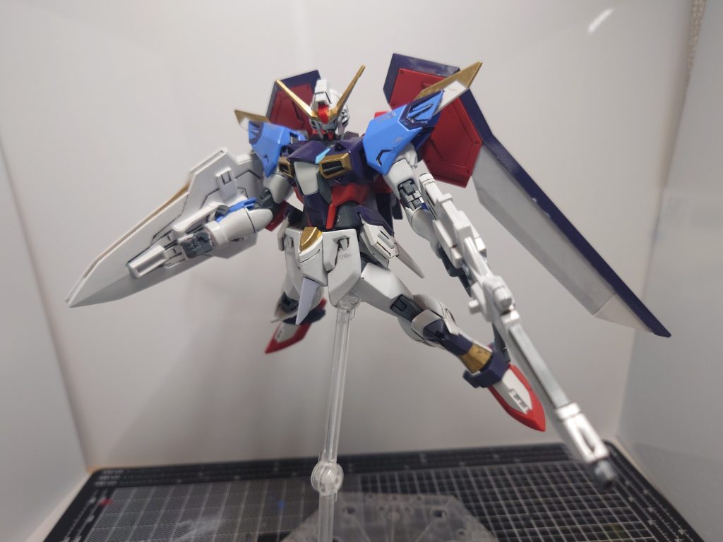 ライフルとシールドを持たせてラジオ会館で買ったデスティニーの頭をポン付けしただけですが、予想以上に絵になりました(イモータルジャスティスの頭はこの後の投稿に活用されてます)