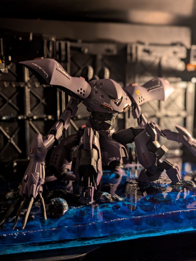 レジンと100均アイテムで海沿いの洞窟基地みたいのも作ってみました。撮影は電子レンジの中で行ってます。