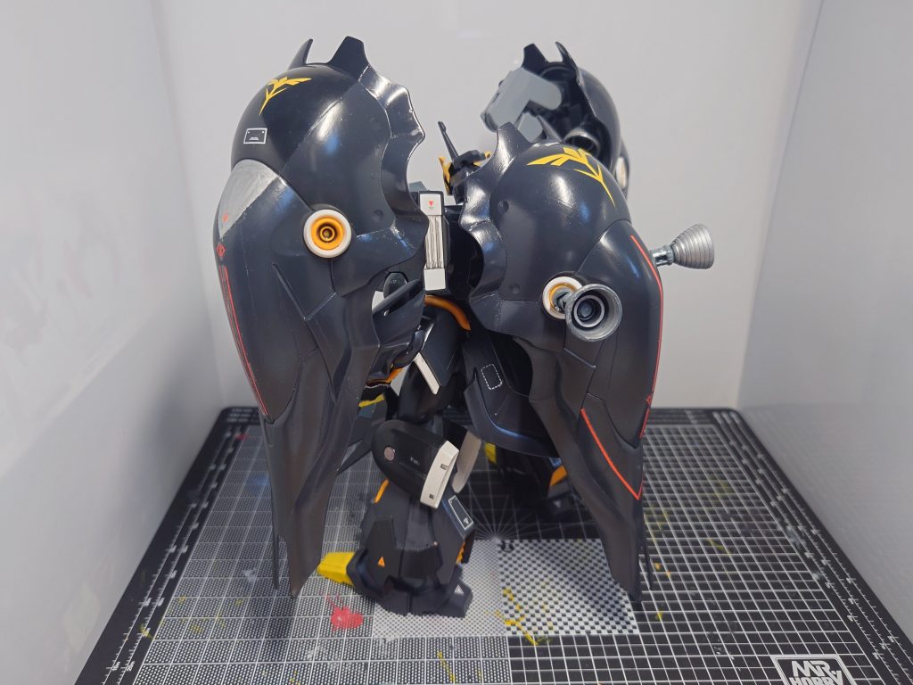 後ろからデカールはジオンとネオ・ジオンのものをごちゃ混ぜに貼ってみました