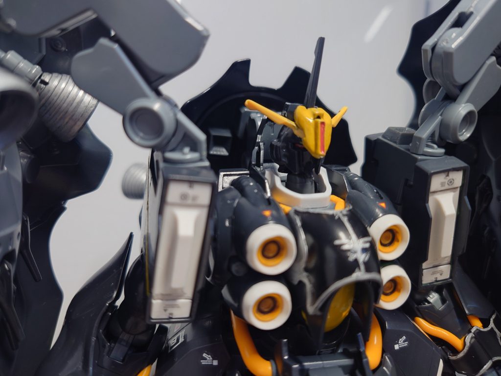 顔は余剰パーツとなっていたイモータルジャスティスから作りました適当な選択でしたが、悪役っぽい感じになってよかったです