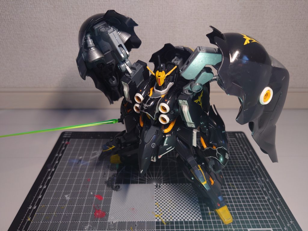 最初は単純に黒のクシャトリヤを作ろうとしてましたが、ガンスタで0026@おおじろさんのプロトタイプ・クシャトリヤを見て「自分もこんな感じで作りたい」と思い、クインマンサに寄せました。技術が全然なのでデキは雲泥の差ですが、個人的には満足のいくガンプラが出来ました