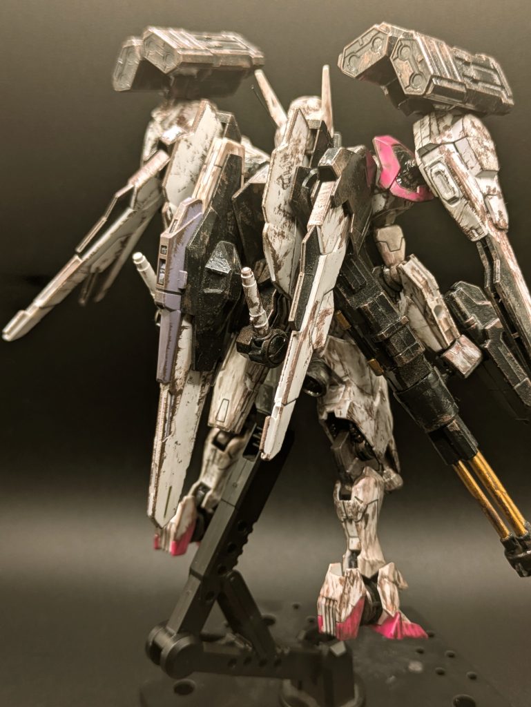 背面は無加工で少しだけ取り替えてます。ダブルオーライザーから着想を得てやってみました。