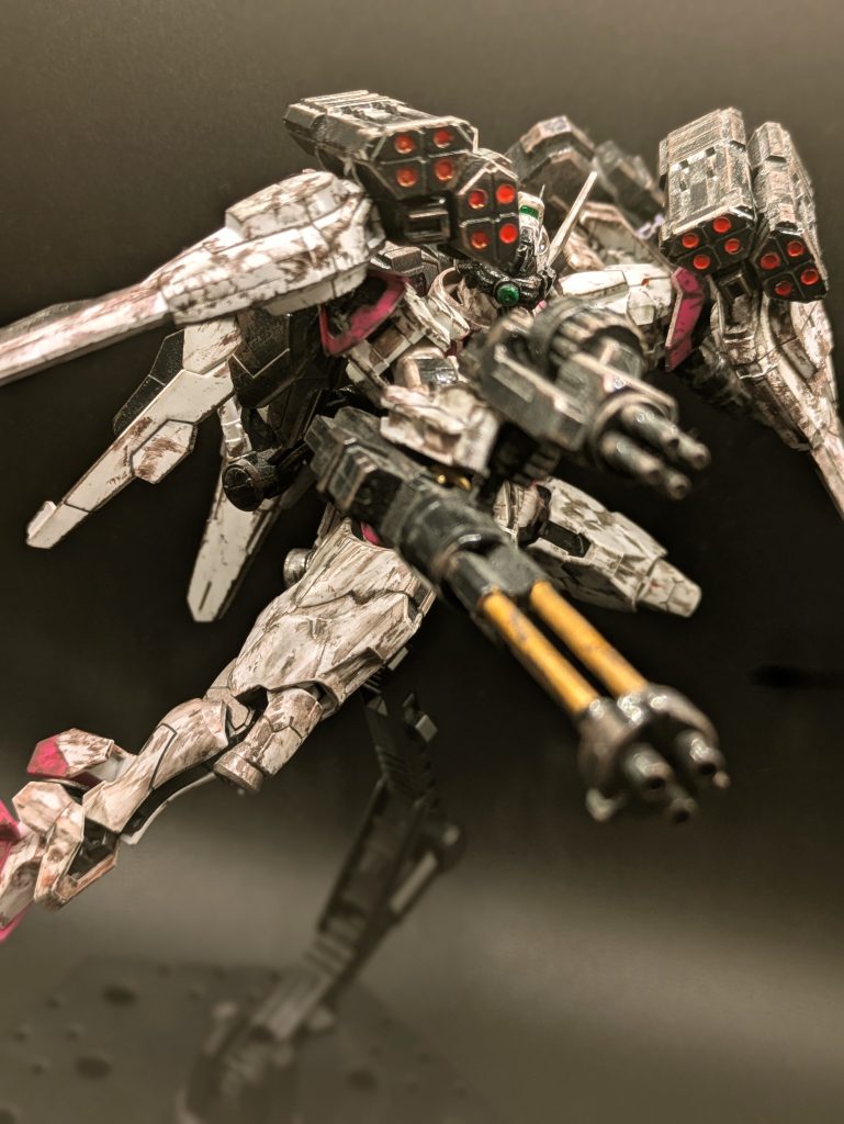 バイザーはランナーを再使用して作りました。本当は可動式にするつもりでしたが、不器用すぎて作れませんでした 。