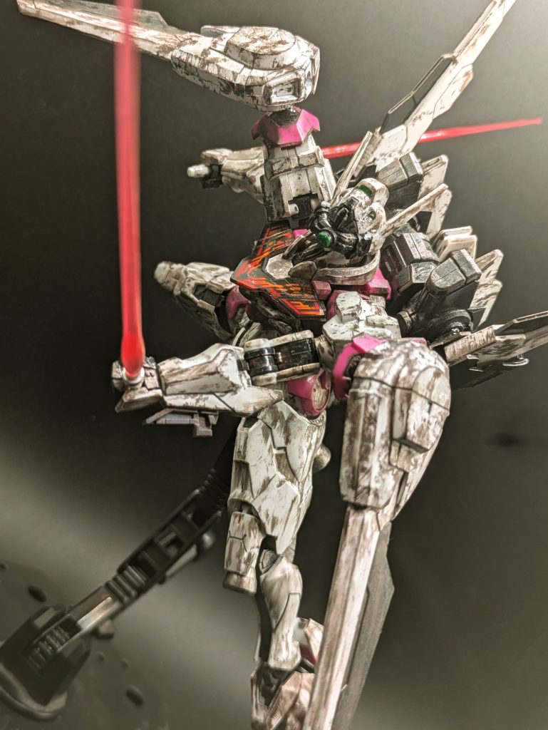 抜刀する際は背部バインダーが干渉しないように上に上がります。