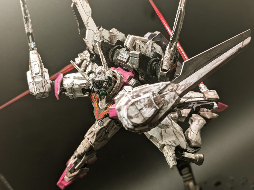 武装はパージして軽量化して格闘戦をする事ができます。