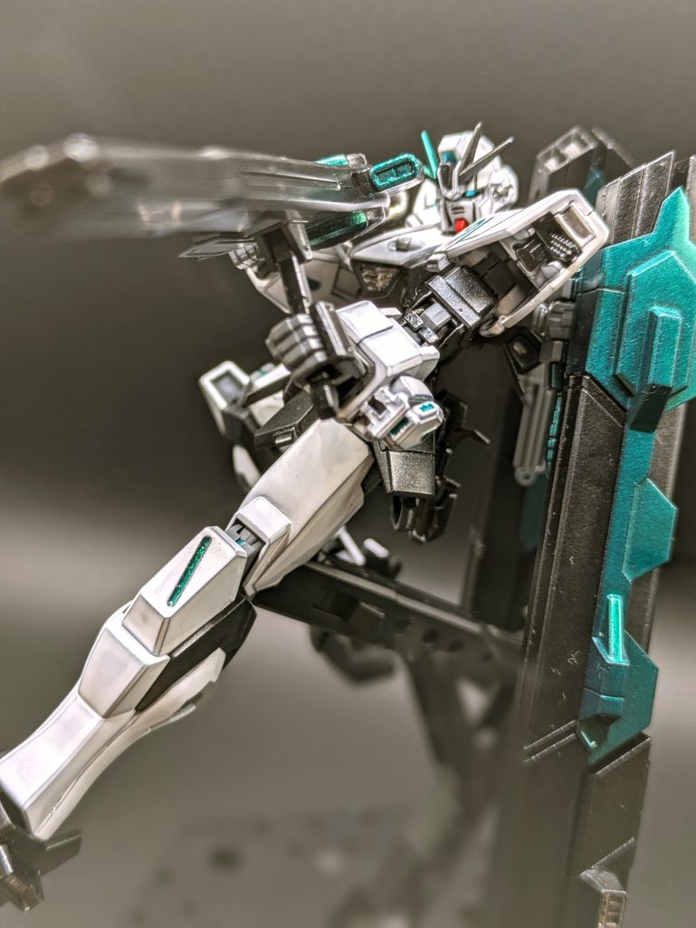 メインはF91で足部と腕部、背部武装にライトニングバスターをミキシングして試作レールガンを持たせてみました。