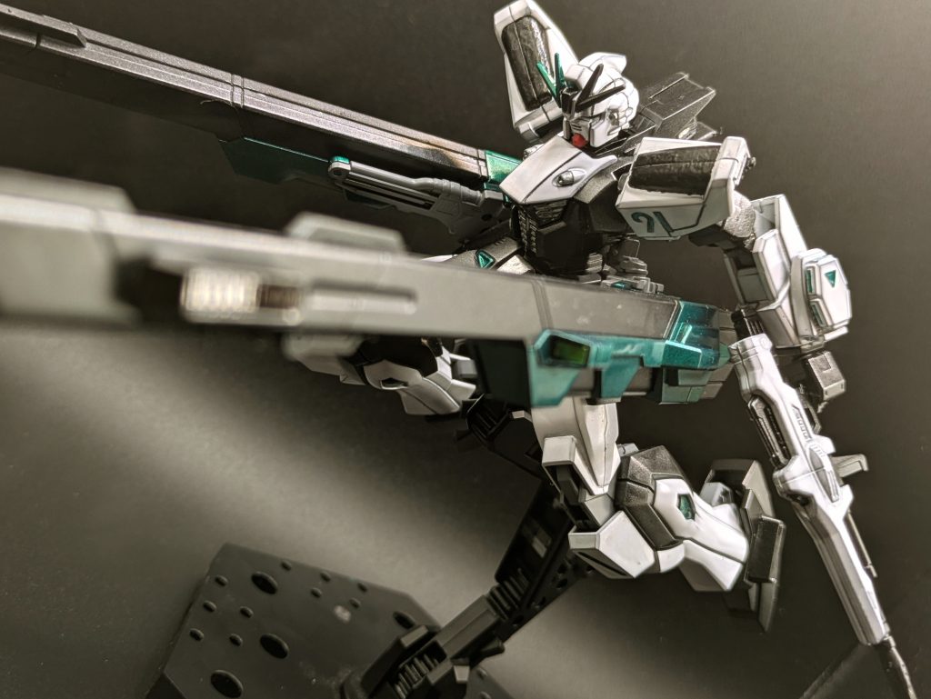 背部武装展開すると本体よりも大きいのでバランスが凄く悪くなのはヒミツ…