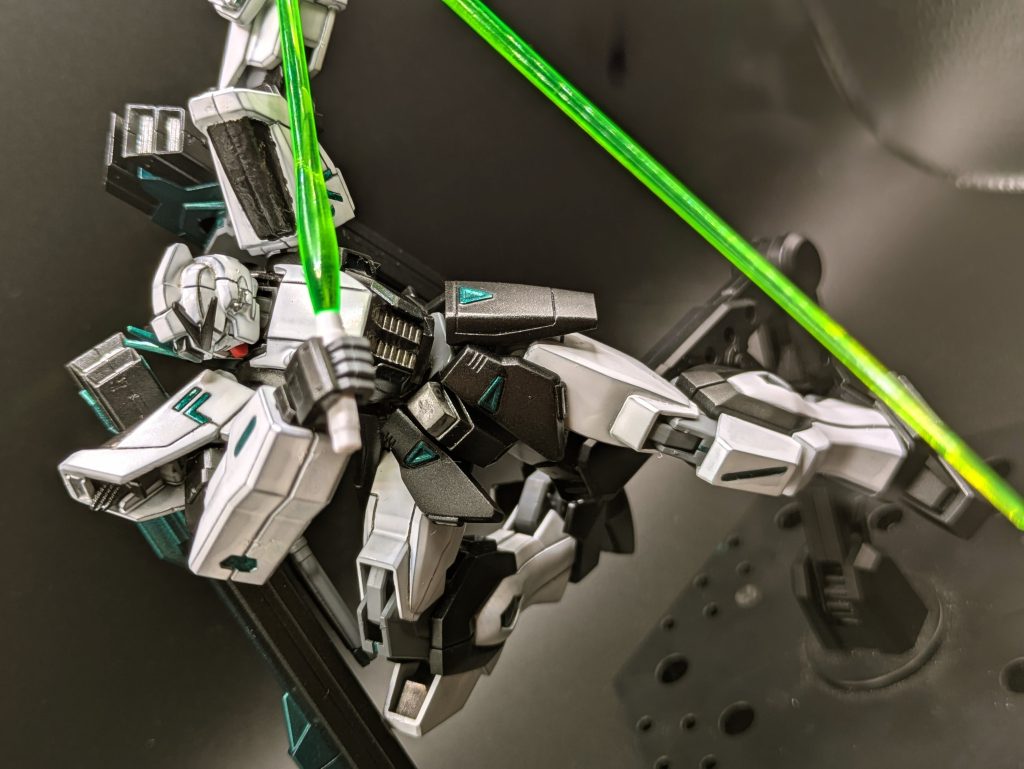 ビームサーベルは付属の物だと短く、オマケに太いので長くて細いものに変更しました。