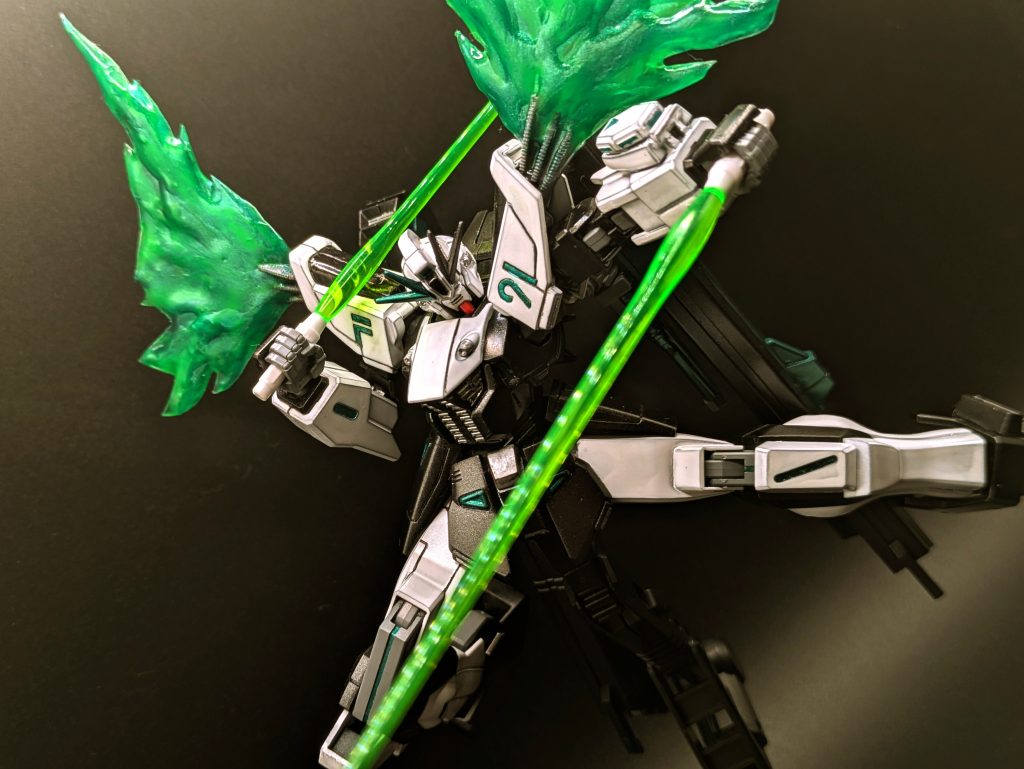 本機は試作ミノフスキードライブを搭載、莫大エネルギーを消費する代わりにスペックが跳ね上がります。こういうデメリットある機能大好き、ロマンがあります。