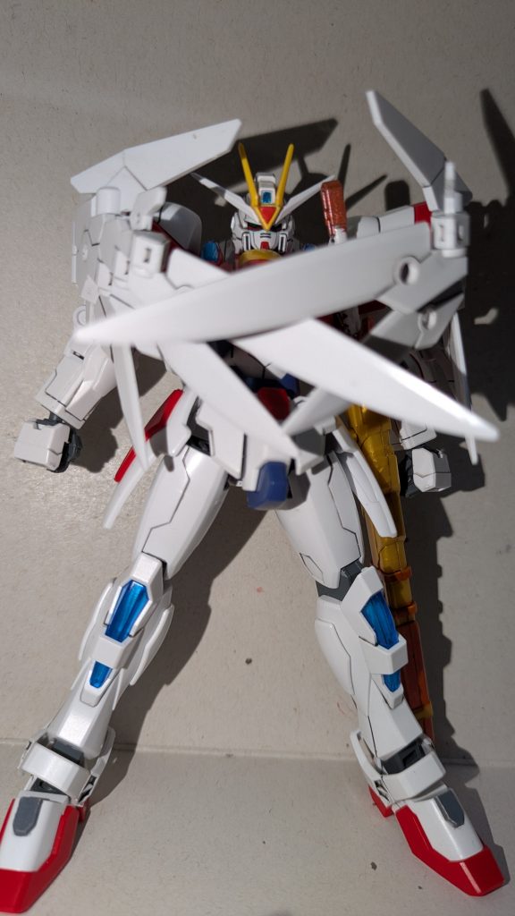 羽がフレキシブルに動くのであればこーいうことはしたくなるのがガンダム好きの性ですねぇ…実はまだビルドバーニングのお手軽ミキシングがひとつ眠っているのでそちらも近いうちに投稿出来ればと思っています😊お目汚し失礼しました🙇‍♂️